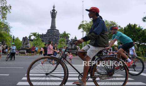 Warga berolahraga saat hari pertama pelaksanaan Hari Bebas Kendaraan Bermotor atau Car Free Day (CFD) di kawasan Lapangan Puputan Niti Mandala Renon, Denpasar, Bali, Ahad (18/9/2022). Pandemi Covid-19 disebut-sebut akan segera berakhir. Hal itu salah satunya disampaikan oleh Organisasi Kesehatan Dunia (WHO) pada 14 September lalu. 