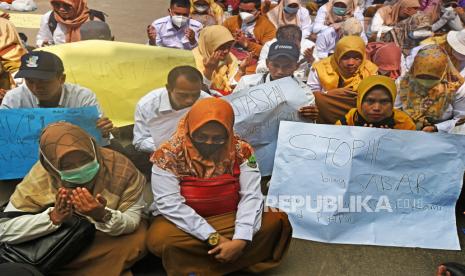 Sejumlah guru honorer yang sudah lulus seleksi katagori P1 (Prioritas 1) berunjuk rasa di halaman Gedung DPRD Provinsi Banten di Serang, Kamis (13/7/2023). Sebanyak 2.370 orang guru honorer di Banten yang telah dinyatakan lolos seleksi katagori P1 sejak tahun 2021 hingga saat ini masih terkatung-katung dan belum mendapat penugasan serta gaji yang dijanjikan pemerintah sesuai tujuan seleksi.  