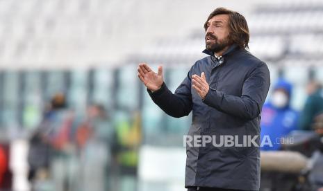 isyarat pelatih Andrea Pirlo saat pertandingan sepak bola Serie A Italia Juventus FC vs SSC Napoli di Allianz Stadium di Turin, Italia, 07 April 2021.