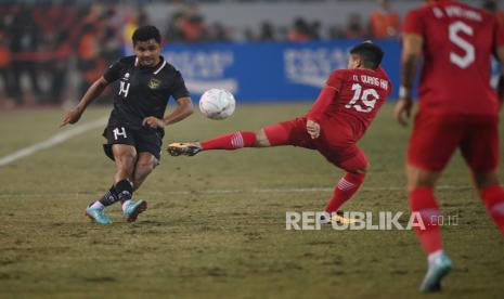 Pesepak bola Timnas Indonesia Asnawi Mangkualam (kiri) berebut bola dengan pesepak bola Timnas Vietnam Nguyen Quang Hai dalam pertandingan leg 2 babak semi final Piala AFF 2022 di Stadion Nasional My Dinh, Hanoi, Vietnam, Senin (9/1/2023). 