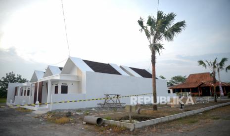 Beberapa pembangunan rumah di lokasi perumahan yang ditutup oleh Satpol PP DIY,  Maguwoharjo, Sleman, DI Yogyakarta. Penutupan lokasi bangunan proyek perumahan ini karena melanggar dua peraturan, pertama Perda DIY Nomer 2 Tahun 2017 Tentang ketentraman, ketertiban umum, dan perlindungan masyarakat. Selanjutnya Pergub DIY Nomer 34 Tahun 2017 Tentang pemanfaatan tanah desa. Total tanah kas desa (TKD) yang melanggar izin untuk proyek perumahan memiliki luas 6,4 hektare.