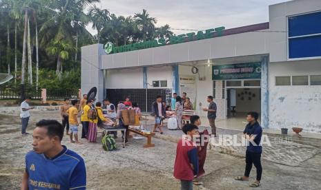 Foto handout yang disediakan oleh Badan Penanggulangan Bencana Daerah (BPBD) Mentawai menunjukkan orang-orang berkumpul di luar klinik masyarakat setempat setelah gempa bumi berkekuatan 6,1 di Bataet, Pulau Mentawai, Sumatera Barat, Indonesia, 11 September 2022 (dikeluarkan 12 September 2022) . Gempa bumi yang melanda Provinsi Sumatera Barat, Indonesia, pada 11 September 2022 menyebabkan penduduk desa dievakuasi ke tempat yang lebih tinggi.