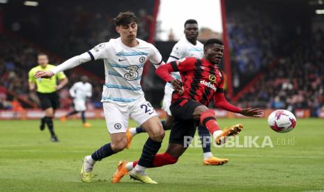 Pemain Chelsea Kai Havertz  (kiri) dan pemain Bournemouth  Dango Ouattara berebut bola pada pertandingan Premier League di Vitality Stadium, Bournemouth , Sabtu (6/5/2023).