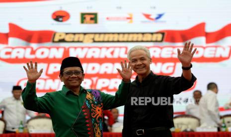 Bakal calon presiden Ganjar Pranowo dan Bakal calon wakil presiden Mahfud MD melambaikan tangan saat acara pengumuman calon wakil presiden pada Pilpres 2024 di kantor DPP PDIP, Jakarta, Rabu (18/10/2023). Mahfud MD secara resmi ditunjuk sebagai bakal calon wakil presiden (cawapres) pendamping Ganjar Pranowo. 