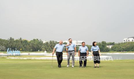 Direktur Hubungan Kelembagaan Bank Mandiri Rohan Hafas, Commissioner & CEO Asian Tour Cho Minn Thant Ketua Umum Persatuan Golf Indonesia (PGI) Japto Soerjosoemarno, Direktur PT Damai Indah Golf S Christine Wiradinata (dari kiri) berbincang seusai konferensi pers Mandiri Indonesia Open 2024 di Jakarta, Selasa (9/7/2024). Bank Mandiri berkontribusi sebagai pendukung utama event yang menjadi seri ke-12 dalam kalender Asian Tour dan diikuti oleh para pegolf top dunia pada 29 Agustus-1 September 2024 mendatang.