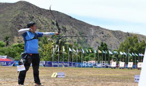 Atlet panahan putra Jambi M Hanif Wijaya membidik sasaran saat bertanding melawan atlet panahan putra Jawa Tengah Alviyanto Bagas pada final panahan recurve putra PON Papua di Lapangan Kampung Harapan, Sentani, Kabupaten Jayapura, Papua, Senin (4/10). Atlet panahan putra Jambi M Hanif Wijaya berhasil memenangkan pertandingan tersebut dan berhak atas medali emas dan Alviyanto Bagas meraih medali perak. 