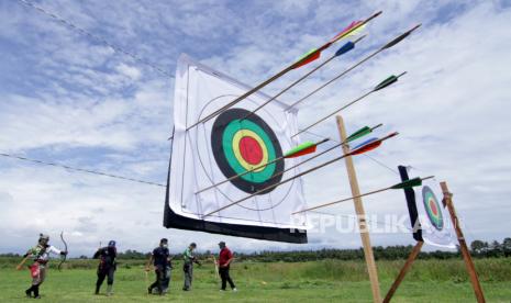 Peserta panahan tradisional mengambil busur saat berlatih di Alam Indah Lestari, Banyuwangi, Jawa Timur, Ahad (13/12/2020). Latihan bersama olahraga panahan tradisional yang diikuti peserta di kawasan karisidenan Besuki itu sebagai ajang silaturahim serta menyalurkan hobi dan bakat. 