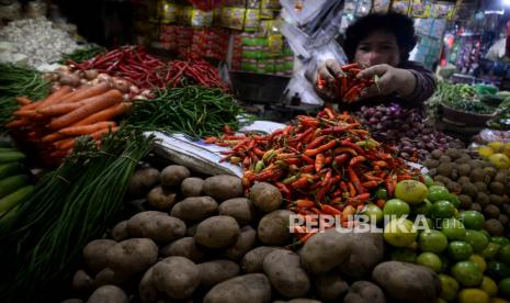 Pedagang menata cabe rawit merah di Pasar Tebet Timur, Jakarta. Pemprov DKI memprediksi harga pangan akan mengalami kenaikan hingga 40 persen menjelang Idul Fitri 2022. 