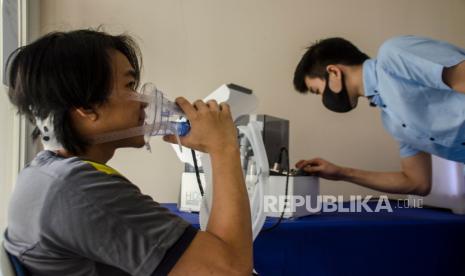 Pasien Covid-19 Disarankan Olah Napas Jaga Paru-Paru Bugar. Pengembang menunjukkan cara kerja Ventilator HooHaa Bridge Ventilator COVID-19 di Bandung, Jawa Barat, Kamis (18/6/2020). HooHaa Bridge Ventilator merupakan salah satu Ventilator yang dikembangkan secara mandiri untuk Pasien COVID-19 yang telah lulus uji produk 