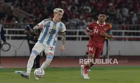 Pemain timnas Argentina Alejandro Garnacho (28) berusaha melewati adangan pemain Indonesia Asnawi Mangkualam dalam laga FIFA Matchday di Stadion Gelora Bung Karno, Senayan, Jakarta, Senin (19/6/2023).