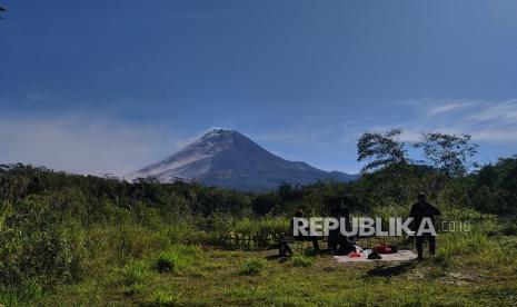 Luncuran awan panas guguran (APG) Gunung Merapi terlihat dari Tunggularum, Sleman, Yogyakarta, Senin (13/3/2023). Aktivitas vulkanik Gunung Merapi terpantau masih tinggi. Berdasarkan pengamatan BPPTKG Senin (13/3/2023) dari pukul 00:00 hingga 06:00 WIB teramati guguran lava pijar terjadi sebanyak 30 kali dengan jarak luncur maksimum 1100 meter ke arah Barat Daya.