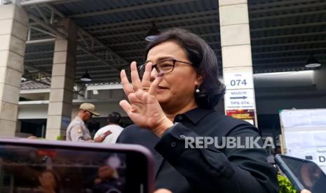 Menteri Keuangan Sri Mulyani Indrawati menggunakan hak pilihnya pada Pemilihan Umum (Pemilu) 2024 di TPS 073 yang berlokasi di kawasan Bintaro, Tangerang Selatan, pada pagi ini, Rabu (14/2/2024). Mengenakan kemeja berwarna hitam, Sri Mulyani datang ke TPS sekitar pukul 09.00 WIB.