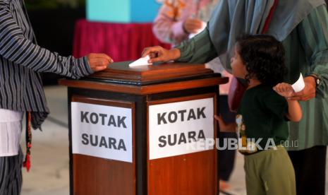 Warga memasukkan surat suara ke dalam kotak saat Jogokariyan Pemilu Duluan di Masjid Jogokariyan, Yogyakarta, Kamis (18/5/2023). Jogokariyan Pemilu Duluan merupakan pemungutan suara untuk memilih pengurus takmir masjid periode 2023-2027 yang diadakan setiap empat tahun sekali. Sebanyak 2.150 jamaah warga Jogokariyan dan jamaah non warga akan memilih tujuh calon pengurus dari 18 calon yang mendaftar. Setiap warga berhak memilih tiga pilihan calon yang mendaftar.