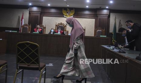 Terdakwa kasus suap pengurusan pengajuan fatwa Mahkamah Agung (MA) untuk membebaskan Djoko Tjandra, Pinangki Sirna Malasari menghadiri persidangan dengan agenda pembacaan dakwaan oleh Jaksa Penuntut Umum di Pengadilan Negeri Jakarta Pusat, Rabu (23/9/2020). Pinangki didakwa menerima suap USD 500 ribu dari USD 1 juta yang dijanjikan oleh Djoko Tjandra. Pinangki juga diduga melakukan TPPU untuk memenuhi kebutuhan pribadinya seperti pembelian mobil BMW, perawatan kecantikan, dan perawatan home care. 