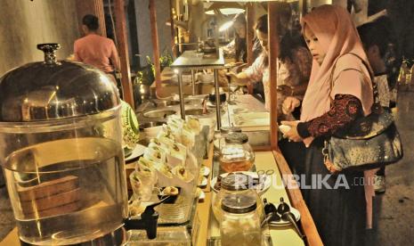 Suasana tamu/ pengunjung menikmati aneka menu berbuka puasa di arena Kampung Wujil Ramadhan, di The Wujil Resort & Convention, Bergas Kabupaten Semarang, tahun lalu.