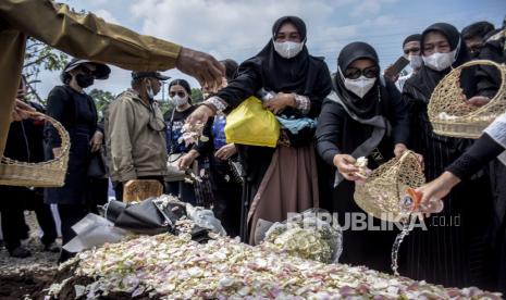 Sejumlah warga menabur bunga saat berziarah di makam putra sulung Gubernur Jawa Barat Ridwan Kamil, Emmeril Khan Mumtadz di Islamic Centre Baitul Ridwan, Cimaung, Kabupaten Bandung, Senin (13/6/2022). Warga terus berdatangan untuk berziarah dan mendoakan almarhum Emmeril Khan Mumtadz yang meninggal terbawa arus di Sungai Aare, Kota Bern, Swiss. Foto: Republika/Abdan Syakura