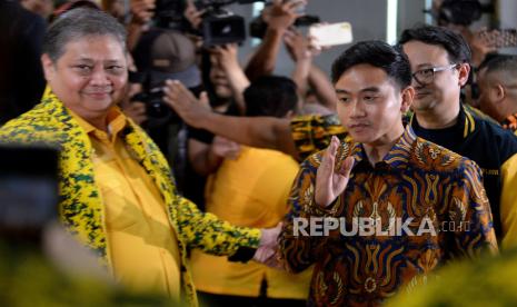 Ketua Umum Partai Golkar Airlangga Hartarto bersama Walikota Solo Gibran Rakabuming Raka saat menghadiri Rapimnas II Partai Golkar di Kantor DPP Partai Golkar, Jakarta, Sabtu (21/10/2023). Rapimnas II Partai Golkar tersebut mengusulkan pasangan Bakal calon Presiden dan Wakil presiden pada pilpres 2024 yaitu Prabowo Subianto dan Gibran Rakabuming Raka.