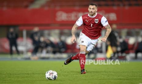  Marko Arnautovic dari Austria.