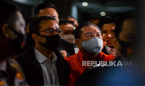 Ditangkap. Buronan BLBI yang juga terpidana kasus cessie Bank Bali Djoko Tjandra, digiring pihak kepolisian setibanya di Bandara Halim Perdanakusuma, Jakarta, Kamis (30/7). Djoko Tjandra ditangkap pihak kepolisian setelah menjadi buron sekitar 11 tahun usai berhasil kabur dari jerat hukum pada 2009 lalu. Foto : Thoudy Badai/Republika