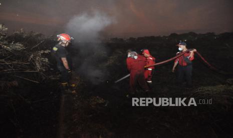 Petugas dari pemadam kebakaran Kota Bengkulu melakukan pemadaman kebakaran lahan gambut di Kota Bengkulu, Bengkulu, Rabu (20/12/2023). Petugas masih terus berupaya melakukan pemadaman Kebakaran lahan yang terbakar sejak 18 Desember 2023 tersebut. 