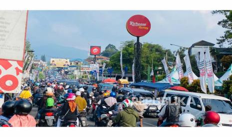 Arus lalu lintas di Jalur Puncak, tepatnya di sekitar Pasar Cisarua mengalami kepadatan Ahad (30/4/2023). Mayoritas kendaraan melaju dari arah Puncak menuju Jakarta karena polisi menerapkan one way sejak siang, namun kendaraan roda dua masih terus melaju dari arah Jakarta menuju kawasan Puncak dan memadati jalan.