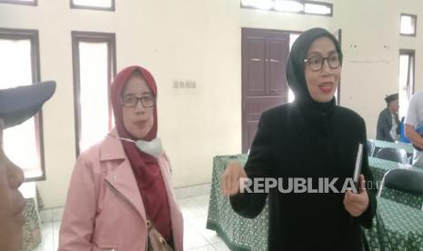 Tiktik Sartika (kerudung merah), salah seorang guru honorer yang mendapatkan SK Pembatalan PPPK. Guru honorer ini berasa kena prank karena sudah lulus PPPK tapi dapat SK Pembatalan.