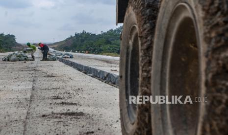 Pembangunan kawasan ekonomi khusus (KEK).