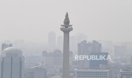 Suasana Monas yang tertutup polusi di Jakarta, Jumat (21/6/2024). Berdasarkan data situs pemantau kualitas udara IQAir pada pukul 15.53 WIB, Indeks Kualitas Udara (Air QualityA Index/AQI) di Jakarta berada pada angka 155 yang menempatkannya sebagai kota besar dengan kualitas udara terburuk kedua di dunia di bawah Kinshasa, Kongo. 