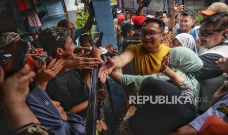 Calon Gubernur DKI Jakarta nomor urut 1 Ridwan Kamil (RK) menyalami warga saat mengunjungi kawasan RW 2 Kebon Pala, Kampung Makasar, Jakarta, Ahad (3/11/2024). Kedatangan RK disambut oleh para warga, simpatisan hingga tim marawis. Dalam kesempatan tersebut Ridwan Kamil (RK) menjelaskan tujuan kedatangannya dalam rangka menjemput dukungan dan menyerap aspirasi dari warga. RK juga menyampaikan program-programnya untuk Jakarta.