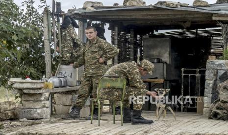 Foto selebaran yang disediakan oleh Kementerian Pertahanan Armenia pada (6/10/2020) menunjukkan tentara Armenia yang diduga selama bentrokan militer dengan tentara Azeri di sepanjang garis kontak Republik Nagorno-Karabakh yang memproklamirkan diri (juga dikenal sebagai Artsakh). Bentrokan bersenjata meletus pada 27 September 2020 dalam konflik teritorial yang membara antara Azerbaijan dan Armenia atas wilayah Nagorno-Karabakh di sepanjang garis kontak Republik Nagorno-Karabakh yang memproklamirkan diri.