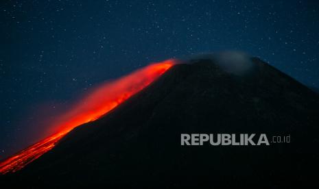 Luncuran lava pijar Gunung Merapi terlihat dari Cangkringan, Sleman, DI Yogyakarta, Minggu (15/8/2021). Menurut data Balai Penyelidikan dan Pengembangan Teknologi Kebencanaan Geologi (BPPTKG) periode pengamatan Minggu, 15 Agustus 2021 pukul 00:00-06.00 WIB terjadi satu kali awan panas guguran dengan jarak luncur 2.000 meter dan 10 kali guguran lava pijar dengan jarak luncur maksimal 1.500 meter ke arah barat daya. 