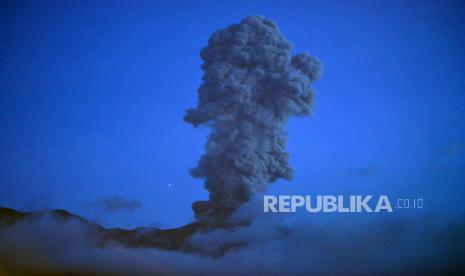 Mount Marapi emits high volcanic ash seen from Nagari Bukik Batabuah, Agam, West Sumatra, Monday (8/1/2024) night. The 2,892 mile-high mountain erupted again and spewed volcanic ash soaring into the sky, while the government banned people and tourists from approaching within a 3-kilometer radius of Verbeek crater.