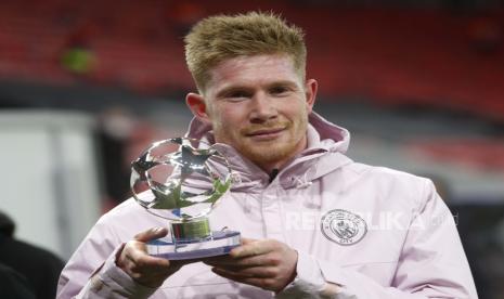 Pemain Manchester City Kevin De Bruyne memegang trofi player-of-the-match setelah pertandingan leg kedua babak 16 besar Liga Champions antara Manchester City dan Borussia Moenchengladbach di Puskas Arena di Budapest, Hungaria, Selasa, 16 Maret 2021.