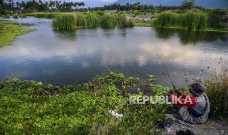 Warga Batam Ngabuburit Memancing dengan Jaga Jarak. Foto ilustrasi