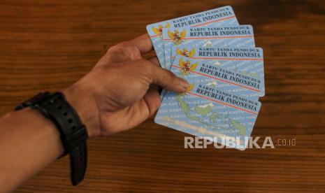 Petugas menyiapkan blanko E-KTP di Rusun Bendungan Hilir, Jakarta, Rabu (25/5/2022). Belakangan Pemprov DKI Jakarta gencar melakukan penertiban adminstrasi kependudukan.