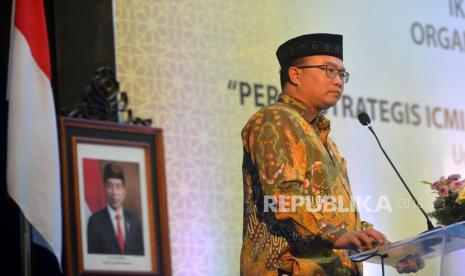 Ketua Majelis Pengurus Pusat (MPP) Ikatan Cendekiawan Muslim Indonesia (ICMI) Arif Satria memberikan arahan usai melantik Ketua Organisasi Wilayah (Orwil) ICMI Yogyakarta dan Pengurus 2022 hingga 2027 di Auditorium Kahar Mudzakkir, Universitas Islam Indonesia, Yogyakarta, Senin (22/5/2022). Pada kesempatan ini Ketua Orwil ICMI Yogyakarta Mahfud Sholihin menggantikan Harry Zudianto sebagai ketua yang lama.