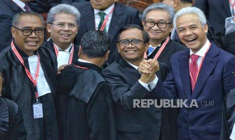 Suasana usai sidang putusan Perselisihan Hasil Pemilihan Umum (PHPU) pilpres 2024 di Gedung Mahkamah Konstitusi, Jakarta, Senin (22/4/2024). Dalam sidang pembacaan putusan tersebut Mahkamah Konstitusi (MK) menolak permohonan sengketa hasil Pemilihan Presiden-Wakil Presiden (Pilpres) 2024 yang diajukan Pasangan capres-cawapres nomor urut 01 Anies Baswedan dan Muhaimin Iskandar dan Pasangan capres-cawapres nomor urut 03 Ganjar Pranowo dan Mahfud MD.