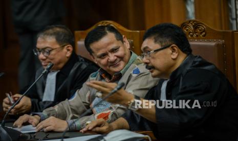 Terdakwa kasus suap penghapusan red notice Djoko Tjandra, Irjen Pol Napoleon Bonaparte menjalani sidang dakwaan di Pengadilan Negeri Jakarta Pusat, Jakarta, Senin (2/11). Irjen Napoleon Bonaparte didakwa menerima uang sebesar 200.000 dollar Singapura dan 270.000 dollar Amerika Serikat atau Rp6,1 miliar untuk penghapusan red notice terhadap Djoko Tjandra. Republika/Thoudy Badai.