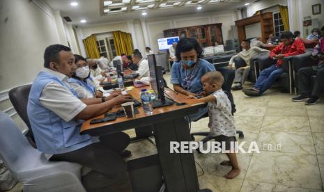 Petugas menerima laporan warga di Istana Wakil Presiden RI, Jakarta, Senin (11//11/2024). Wakil Presiden Gibran Rakabuming Raka meluncurkan program bernama Lapor Mas Wapres. Lewat program itu warga bisa menyampaikan keluhan, seran atau gagasan langsung. Layanan laporan di Istana Wakil Presiden itu dibuka pada senin hingga jumat mulai dari pukul 08.00 hingga 14.00 WIB. Selain itu, Wapres juga menfasilitasi laporan via WhatsApp di nomor 081117042207 sebagai alternatif laporan.