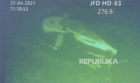 Bagian kapal KRI Nanggala-402 hasil citra Remotely Operated Vehicle (ROV) MV Swift Rescue ditunjukkan saat konferensi pers di Lanud I Gusti Ngurah Rai, Badung, Bali, Ahad (25/4/2021). KRI Nanggala-402 dipastikan tenggelam dan 53 awak kapalnya gugur di perairan utara Bali. 