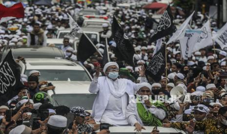 Imam Besar Front Pembela Islam (FPI) Habib Rizieq Shihab menyapa massa saat tiba di kawasan Petamburan, Jakarta, Selasa (10/11). Habib Rizieq Shihab kembali ke tanah air setelah berada di Arab Saudi selama tiga setengah tahun. Republika/Putra M. akbar