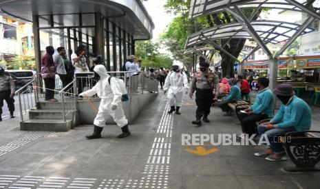 Anggota Brimob menyemprotkan disinfektan di jalur pedestrian kawasan Malioboro, Yogyakarta, Kamis (10/9). Penyemprotan disinfektan di Malioboro kembali digalakkan menyusul meninggalnya pedagang kali lima yang dinyatakan terjangkit covid-19.