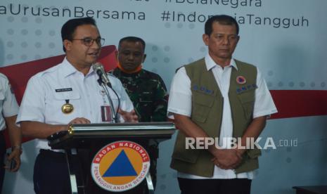 Gubernur DKI Jakarta Anies Baswedan (kiri) didampingi Ketua Gugus Tugas Percepatan Penanganan COVID-19 yang juga Kepala BNPB Doni Monardo (kanan). ilustrasi