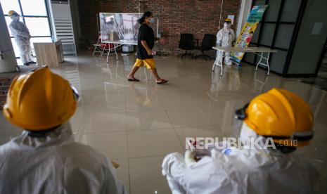 Tenaga Medis di Rumah Lawan Covid-19 Tangsel Bakal Ditambah. Seorang pasien COVID-19 mengikuti pencoblosan Pilkada Kota Tangerang Selatan di Rumah Lawan COVID-19, Kota Tangerang Selatan, Banten, Rabu (9/12/2020). KPU Kota Tangerang Selatan menggelar pemungutan suara Pilkada di Rumah Lawan COVID-19 untuk para pasien COVID-19 guna memenuhi hak pilih mereka dengan menerapkan protokol kesehatan.