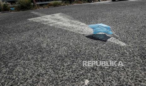 Limbah masker sekali pakai yang dibuang sembarangan.