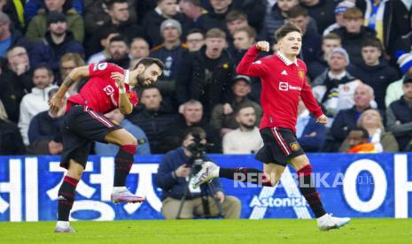  Alejandro Garnacho dari Manchester United (kanan0 merayakan dengan rekan setimnya Bruno Fernandes setelah mencetak gol kedua timnya pada pertandingan sepak bola Liga Premier Inggris antara Leeds United dan Manchester United di Elland Road, Leeds, Inggris, Senin (13/2/2023) dini hari WIB