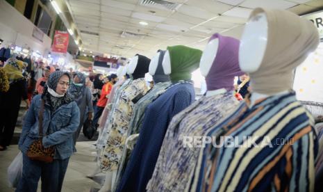 Suasana di Pasar Tanah Abang, Jakarta Pusat. Kapolsek sebut kebocoran di atas Pasar Tanah Abang sudah ditangani pengelola gedung.