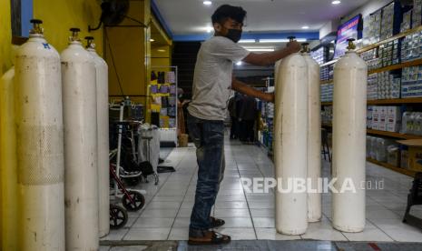 Pekerja mengganti tabung oksigen kosong di Fauzi Medical, Matraman, Jakarta, Kamis (22/7). Toko Fauzi Medical mempersilahkan warga yang mengisi ulang tabung oksigen dengan membayar seikhlasnya sebagai bentuk kontribusi dalam mengatasi krisis oksigen pada masa pandemi Covid-19. Republika/Putra M. Akbar