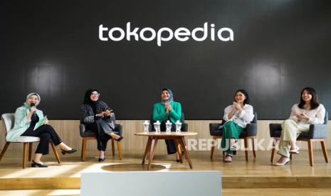 Tokopedia, Kementerian Investasi, dan perempuan pelaku UMKM dalam jumpa pers sosialisasi NIB di Tokopedia Tower, Jakarta Selatan, Senin (6/3/2023).