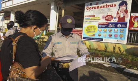 Petugas Dishub memberikan sosialisasi surat edaran Wali Kota Depok yang mewajibkan pengguna menunjukkan surat tugas kerja saat menggunakan KRL di Stasiun Depok Baru, Depok, Jawa Barat, Selasa (12/5/2020). Lima Kepala Daerah di Bogor, Depok, Bekasi (Bodebek) memperketat aturan pergerakan masyarakat pada penerapan Pembatasan Sosial Berskala Besar (PSBB) dengan mewajibkan pengguna transportasi kereta commuter line (KRL) menunjukkan surat tugas kerja